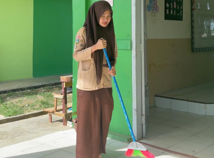 Siswi MAN 3 Bungo Lakukan Piket Bersih Kelas Sore Hari Siswi MAN 3 Bungo Lakukan Piket Bersih Kelas Sore Hari