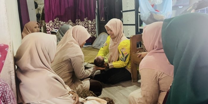 majelis Guru MAN 3 Bungo Kunjungi ibu Lina Rulhikmah yang Baru Melahirkan majelis Guru MAN 3 Bungo Kunjungi ibu Lina Rulhikmah yang Baru Melahirkan