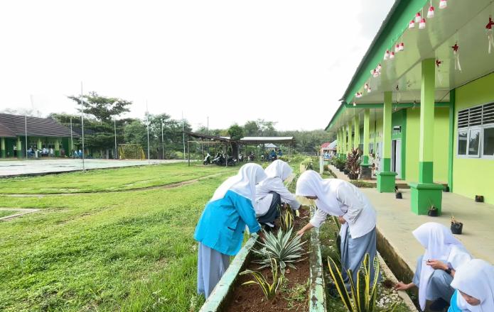 Siswa MAN 3 Bungo Bersihkan Taman Kelas Usai Hujan Siswa MAN 3 Bungo Bersihkan Taman Kelas Usai Hujan