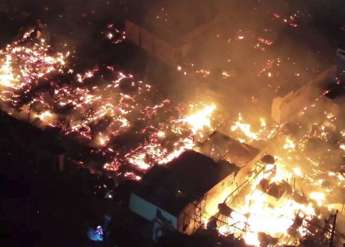 • Tragedi Senin Sore di Kutai Kartanegara: Ketika Satu RT Kehilangan Tempat Bernaung Hanya dalam Hitungan Jam • Tragedi Senin Sore di Kutai Kartanegara: Ketika Satu RT Kehilangan Tempat Bernaung Hanya dalam Hitungan Jam