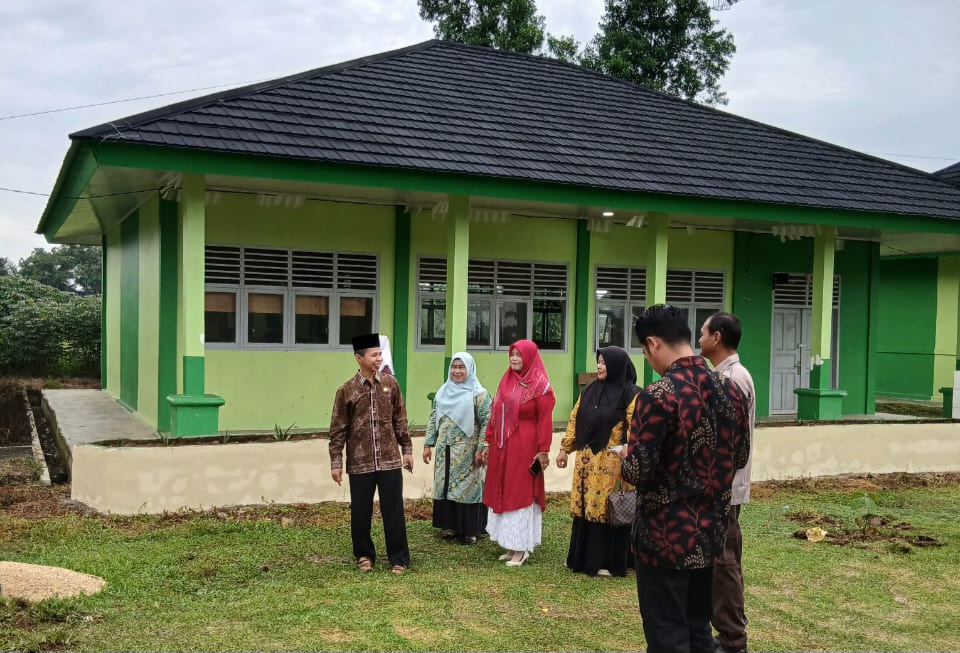 Rabu, 23 April 2025 Kepala Kemenag Bungo Tinjau Penanaman Pohon Matoa di MAN 3 Bungo