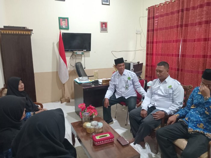 Kepala Madrasah Gelar Rapat Disiplin Pegawai Bersama Kaur TU