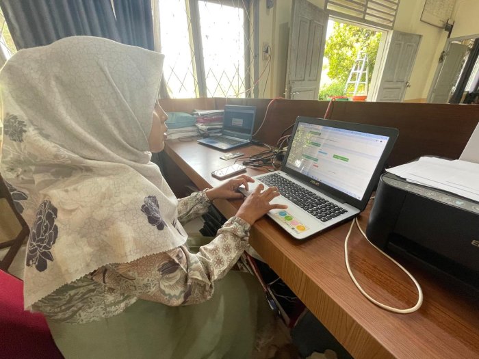 Pegawai Tata Usaha MAN 3 Bungo Isi Instrumen UKS Pegawai Tata Usaha MAN 3 Bungo Isi Instrumen UKS