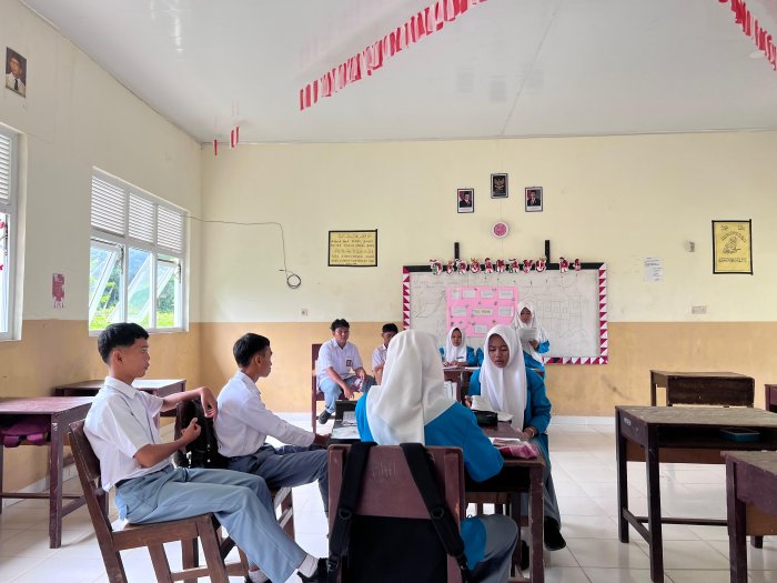 Siswa-siswi MAN 3 Bungo Aktif Berdiskusi di Kelas