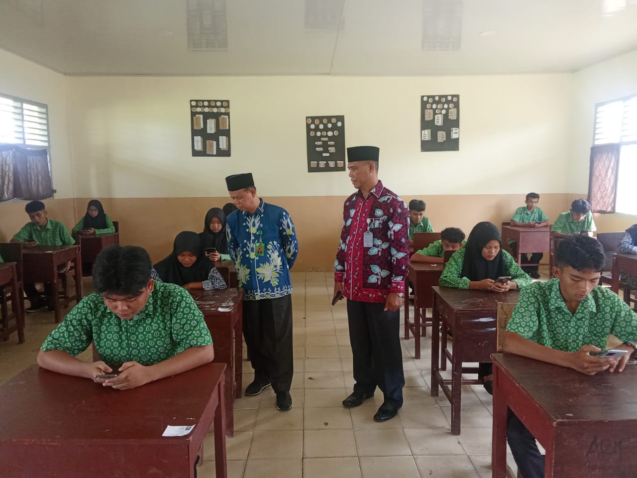 Hari Kedua Ujian Madrasah di MAN 3 Bungo, Dikunjungi kepala TU dan Kasi Madrasah Kemenag Bungo