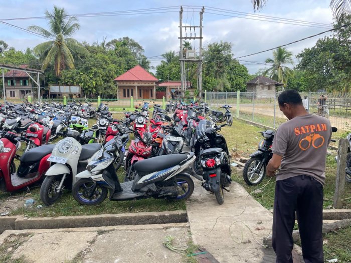 Petugas Keamanan Jaga Parkir Motor Siswa di Madrasah Bungo