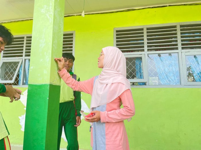 Wali Kelas 11 MIPA 2 Turut Menanam Bunga di Depan Kelas Wali Kelas 11 MIPA 2 Turut Menanam Bunga di Depan Kelas