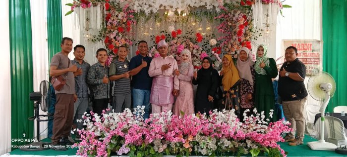 Guru MAN 3 Bungo Hadiri Resepsi Pernikahan Keluarga