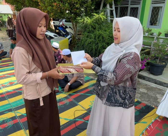 alfarizi, iddiya, dan Milda berhasil meraih penghargaan sebagai pemenang dalam ajang Literasi Awards
