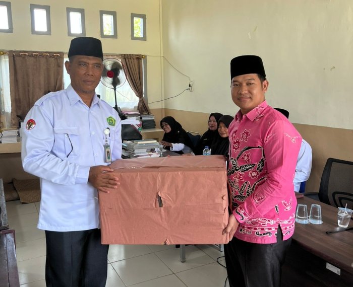 Mahasiswa PPLK IAI Yasni Serahkan Cinderamata ke MAN 3 Bungo Mahasiswa PPLK IAI Yasni Serahkan Cinderamata ke MAN 3 Bungo