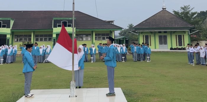Kelas XII IPS 1 MAN 3 Bungo Sukses Jalankan Tugas Upacara Kelas XII IPS 1 MAN 3 Bungo Sukses Jalankan Tugas Upacara