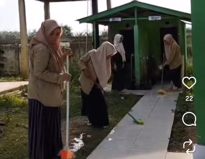 Rohis MAN 3 Bungo Adakan Gotong Royong Bersihkan Mushalla