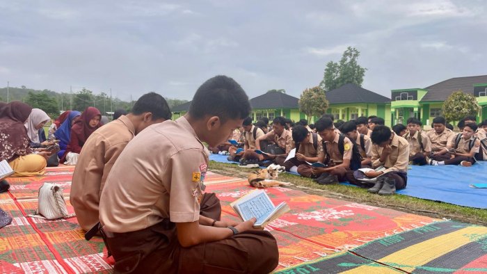 MAN 3 Bungo Laksanakan Kegiatan Yasinan Jumat Bersama di Halaman Madrasah MAN 3 Bungo Laksanakan Kegiatan Yasinan Jumat Bersama di Halaman Madrasah