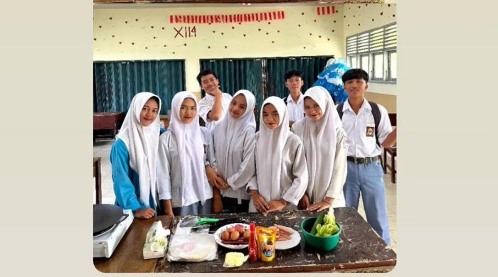 Kelas XII IPS 2 MAN 3 Bungo Laksanakan Praktik PKWU Olahan Kebab Turki dan Tteokbokki Korea