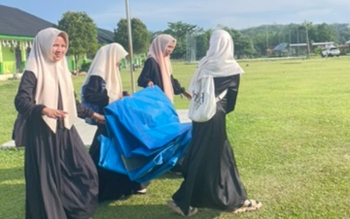 Siswa MAN 3 Bungo Gotong Royong Bersihkan Mushalla